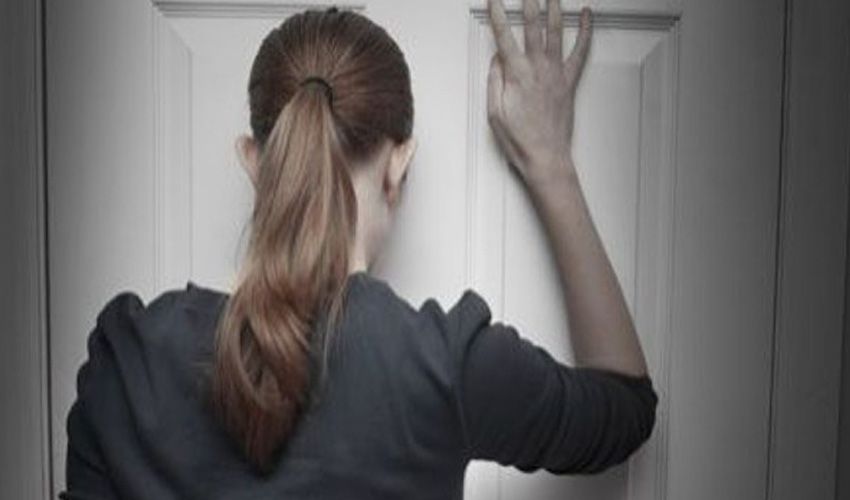 Bewoner van Breda wacht voor een deur die achter hem dichtviel